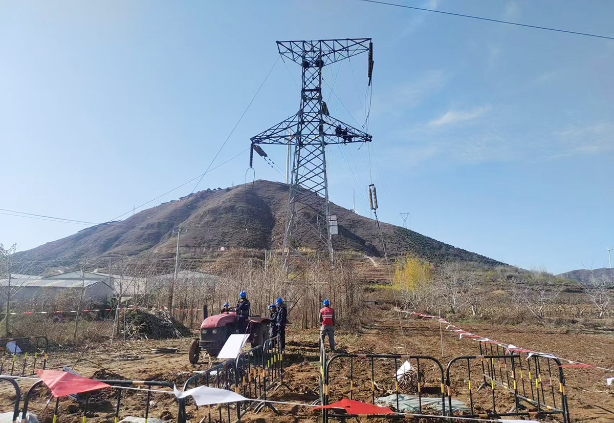 秦皇島供電公司施工人員正在拆除舊線。李智 攝