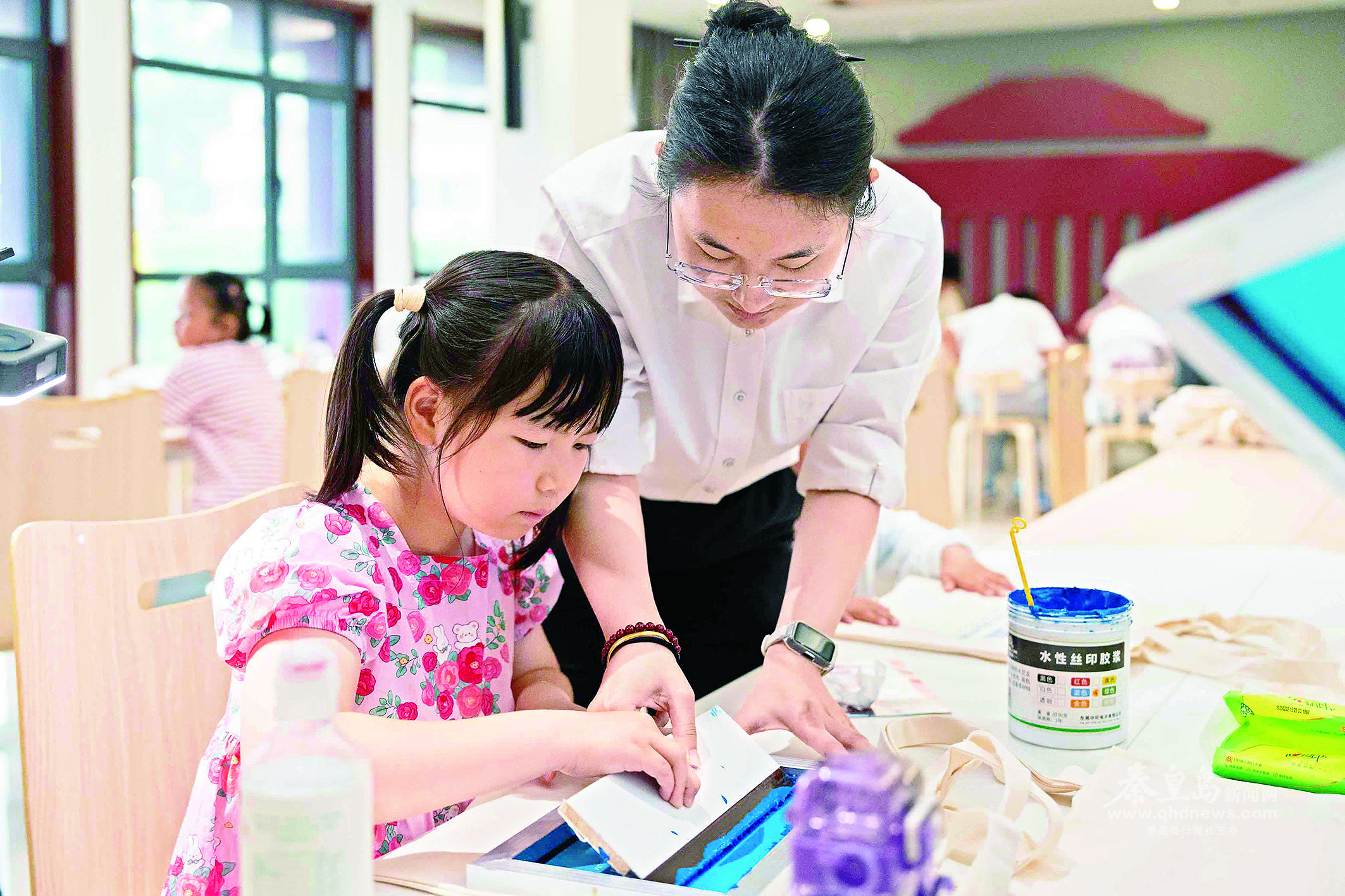 小朋友親手體驗(yàn)瓦當(dāng)?shù)耐赜〖妓嚒?本報(bào)通訊員 王梓擎 攝