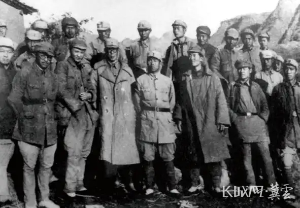 1942年，《晉察冀日報》編輯記者合影