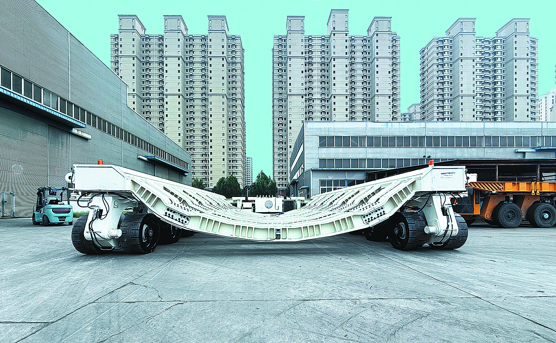 由秦皇島天業(yè)通聯(lián)重工科技有限公司設(shè)計(jì)研發(fā)的世界首臺(tái)八百噸級(jí)盾構(gòu)機(jī)平移特種車(chē)輛正式下線。 (圖片由天業(yè)通聯(lián)提供)