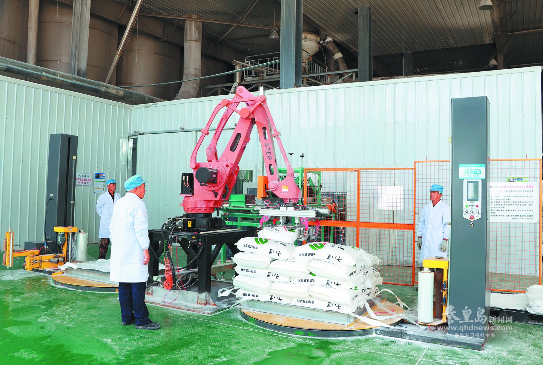 中薯農(nóng)業(yè)兩條旋流自動(dòng)化生產(chǎn)線加緊生產(chǎn)淀粉。 通訊員 李碧琦 攝