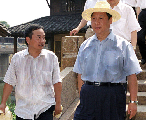 2005年8月3日，習(xí)近平在浙江嘉興桐鄉(xiāng)市烏鎮(zhèn)調(diào)研古鎮(zhèn)保護工作。資料圖片