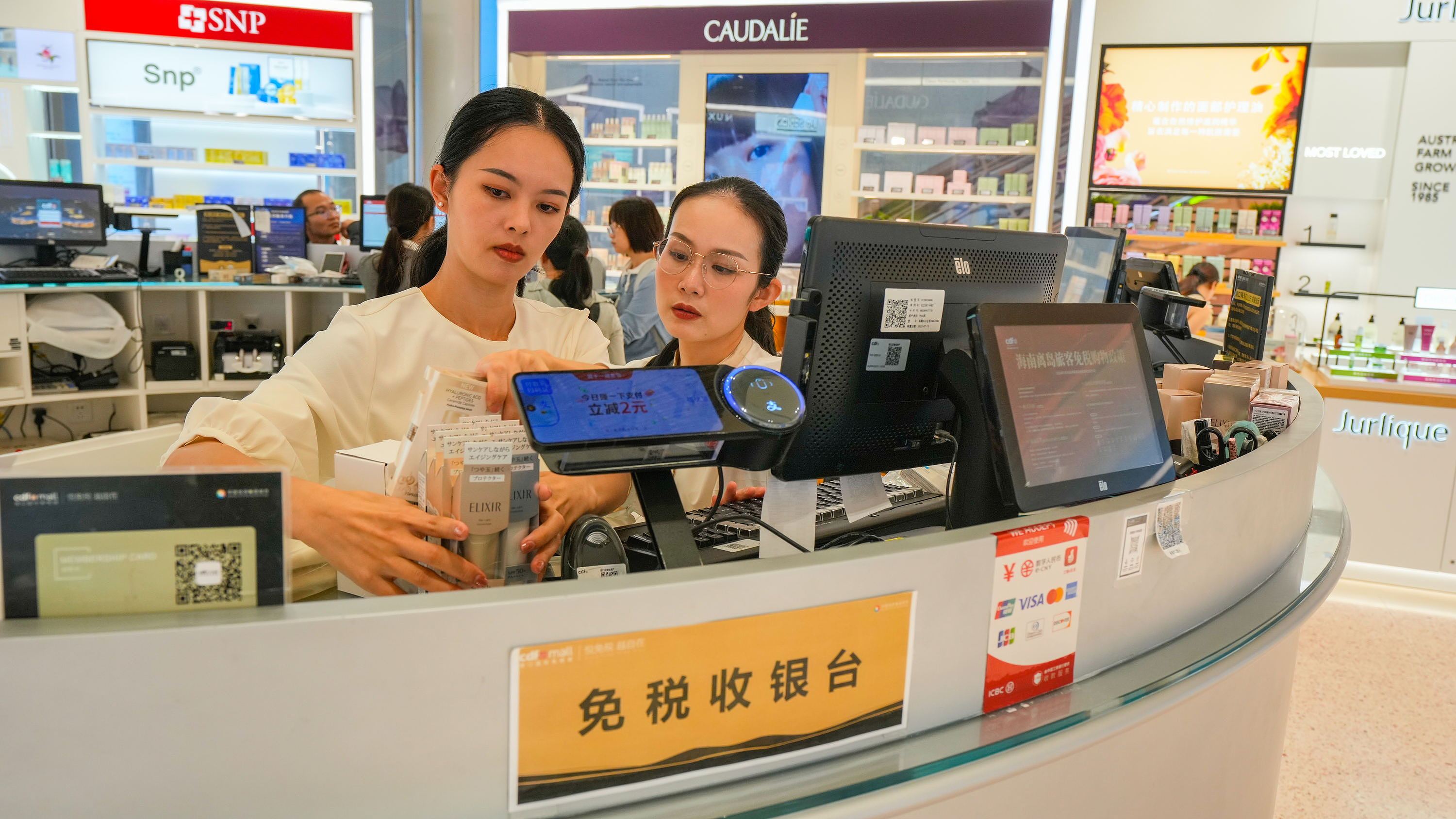 2025年11月1日，?？?，cdf?？趪?guó)際免稅城內(nèi)人頭攢動(dòng)，眾多旅客在選購(gòu)免稅商品。