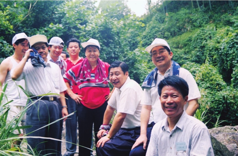 1999年6月，習(xí)近平在福州森林公園參加紀(jì)念毛主席“發(fā)展體育運動，增強人民體質(zhì)”題詞47周年登山健身活動。（圖片來源：《習(xí)近平在福建（下冊）》